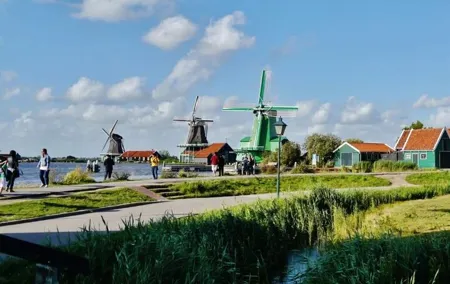 Private Tour to Zaanse Schans Windmills Cheese Farm and Volendam