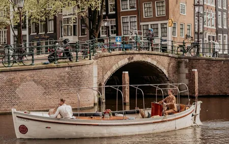 Amsterdam: Private Canal Cruise with Prosecco and Dutch Snacks