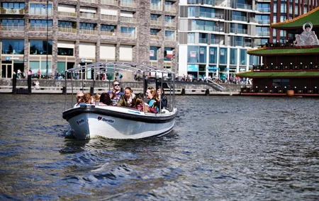 Short canal trip in German: Amsterdam in an hour