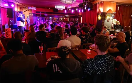 Monday Night Laughs: Stand up comedy in English