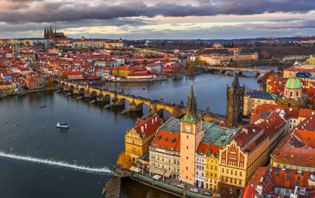 Prague Guided Walking Tour and Cruise with Authentic Czech Lunch
