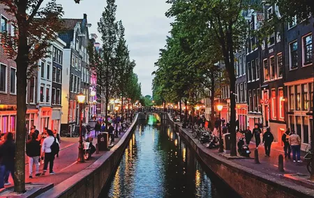 Private Tour: Amsterdam Red Light District and Food Tour with Expert Guide