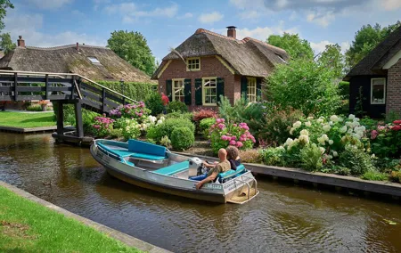 Private transfer from Amsterdam to Giethoorn with 2h Stop