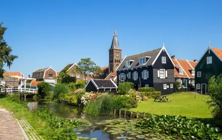 Private Tour to Giethoorn with boat and Zaanse Schans windmills