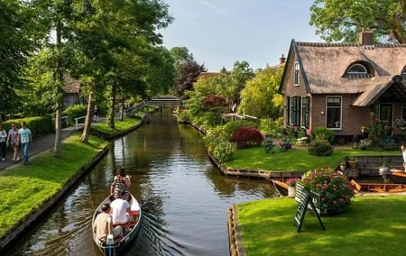 Private Tour to Giethoorn see the enclosing dyke from Amsterdam