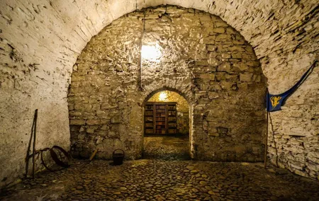 Prague Old Town, Medieval Underground and Dungeon Historical Tour