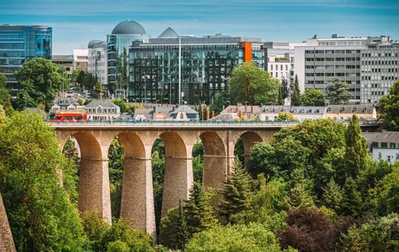 Private transfer: Amsterdam to Luxembourg, 2h sightseeing stop