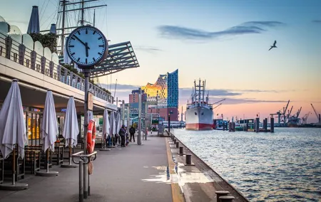Private transfer from Amsterdam to Hamburg, 2h stop in Munster