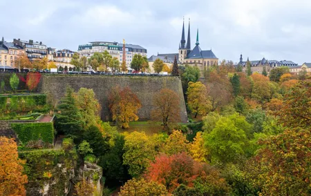 Private transfer: Amsterdam>Luxembourg, 2h Stop at Vianden Castle