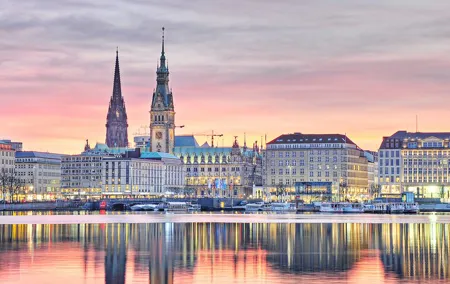 Private transfer from Amsterdam to Hamburg, 2h Sightseeing stop