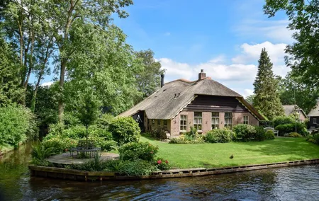 Private Tour of Giethoorn (Dutch Venice) & Batavia Land