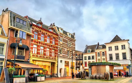Private transfer: Amsterdam to Arnhem, 2h Stop in Apenheul Park