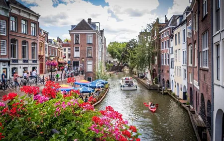 Private transfer from Amsterdam to Arnhem, 2h Stop in Utrecht