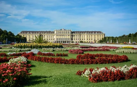Vienna: Skip the Line Schönbrunn Palace and Gardens Guided Tour