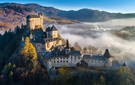 Private Small-Group Day trip from Vienna to Orava Castle