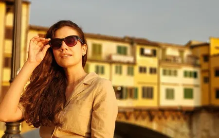 Artistry and Romance: Photoshoot at Ponte Vecchio, Florence