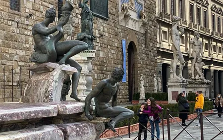 1-Hour Mythological Tour in Piazza della Signoria: Experience for Children