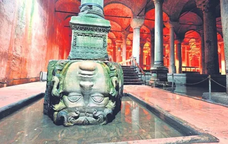 Private Guided Basilica Cistern and Topkapi Palace with Skip Line