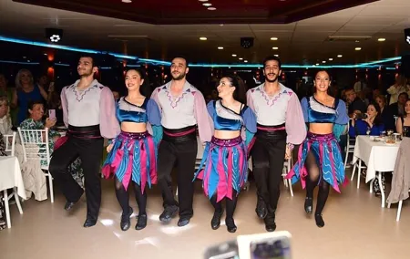 Bosphorus Dinner Cruise with Hotel Transfer, Drinks and Shows