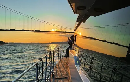 Bosphorus Sunset Yacht Tour With Wine and Music