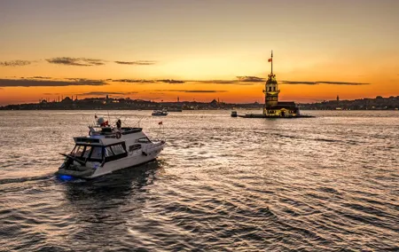 Istanbul Bosphorus Sunset Yacht Cruise with Snack and Refreshment