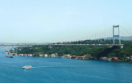 Istanbul Bus and Boat: 5 Hours Guided City Tour & Boat Cruise