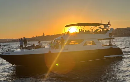 Istanbul: Private Bosphorus Yacht Tour with Snacks