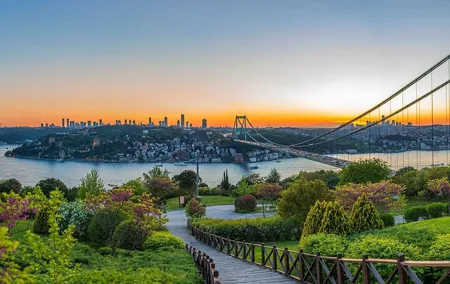 Istanbul Two Continents Tour by Bus & Boat