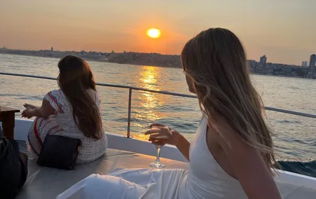 Small Group Yacht Tour With Unlimited Wine, Fruits & Mixed Nuts