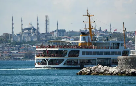 Istanbul Full-Day: Spice Bazaar, Ferry to Kadikoy & Street Food