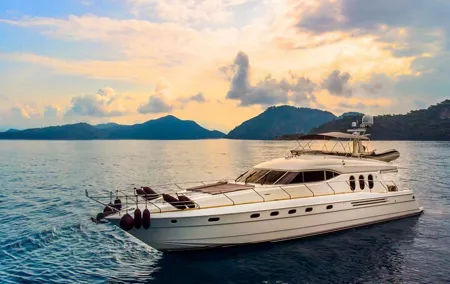 24-Hour in Luxury Yacht in Istanbul with Room