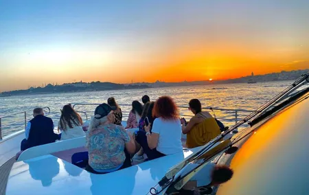 Istanbul Sunset Bosphorus Cruise – Yacht, Snacks & Drinks
