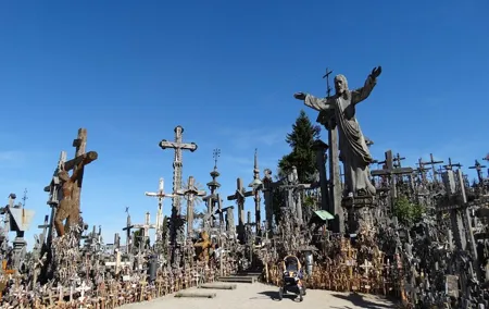 Private Hill of Crosses and Rundāle palace tour from Riga