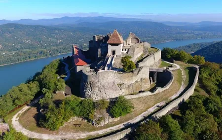 Scenic Danube River bend hills & the Art Town: Private Car Tour