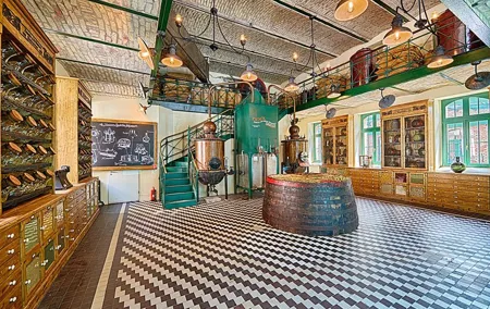 Budapest Tuk Tuk Tour with House of the Unicum Distillery Visit