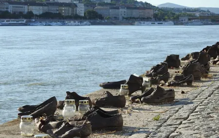 Budapest walking tour: Parliament and Shoes Memorial