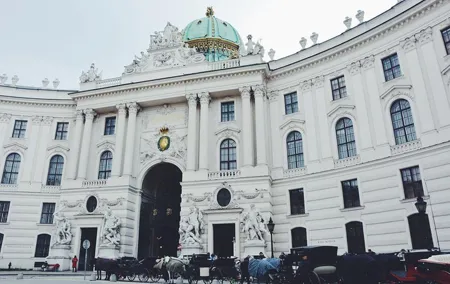 Full day PRIVATE GUIDED VIENNA tour from Budapest with lunch and drinks