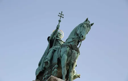 Castle District tour with Matthias Church Ticket & Cake & Coffee