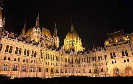 The Bright Lights of Budapest - Private Walking Tour with Boat Cruise & Drink