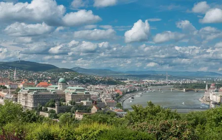 4 hours long private minivan tour in Budapest