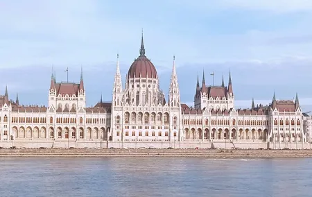 Private car or minivan transfer from Budapest to Prague or back