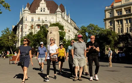 Budapest Downtown Walk with Chimney Cake and Metro Pass