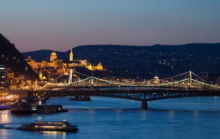 Budapest Essential Walk&Bites(Lángos, Pálinka, Turó rudi)