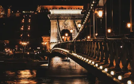 Budapest Night Tour with Drinks, Ruin Bars and Club