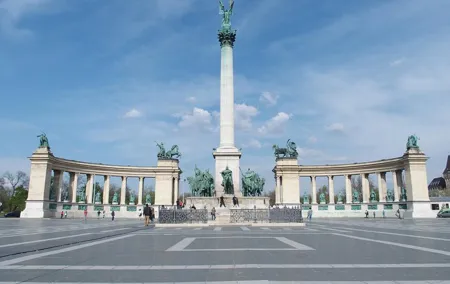 Budapest Pest side tour: Days of Glory