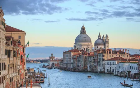 Private transfer from Budapest to Venice with 2h of Sightseeing