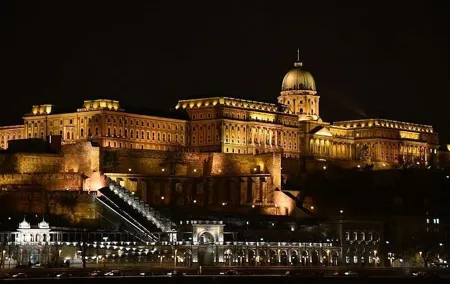 Hungarian History Walking Tour with food tasting