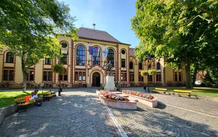 Budapest Hidden Gems - Pest Local Charm, Riverfront Private Tour