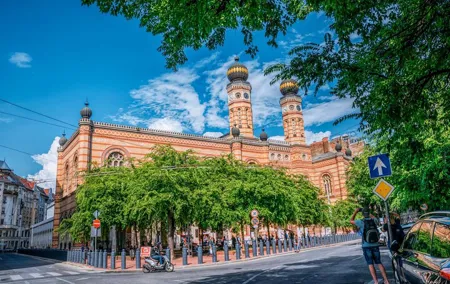 Budapest Jewish Quarter and Synagogues Tour with Transport
