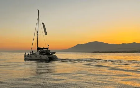 Marbella: Catamaran Sunset Cruise with Snacks and Drinks